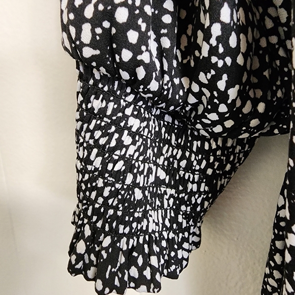 Maison d'Amelie Paris, Large, Black & White, V neck, Short Sleeved. - Picture 3 of 8